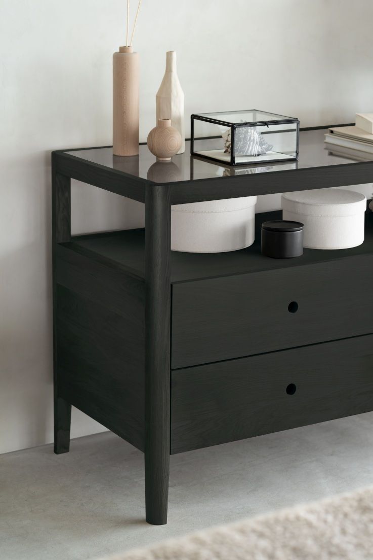Spindle Kommode von Ethnicraft: Schwarze Holzkommode mit zwei Schubladen und Glasplatte für Schlafzimmer und Wohnzimmer.