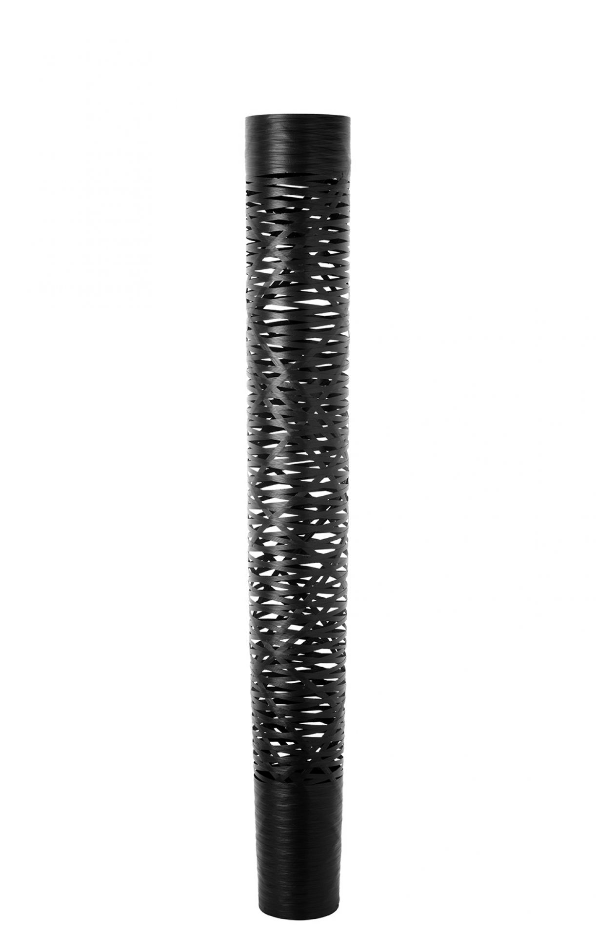 Schwarze, moderne Stehlampe mit offenem, gewebtem Design für Wohnzimmer und Schlafzimmer, isoliert auf Weiß.