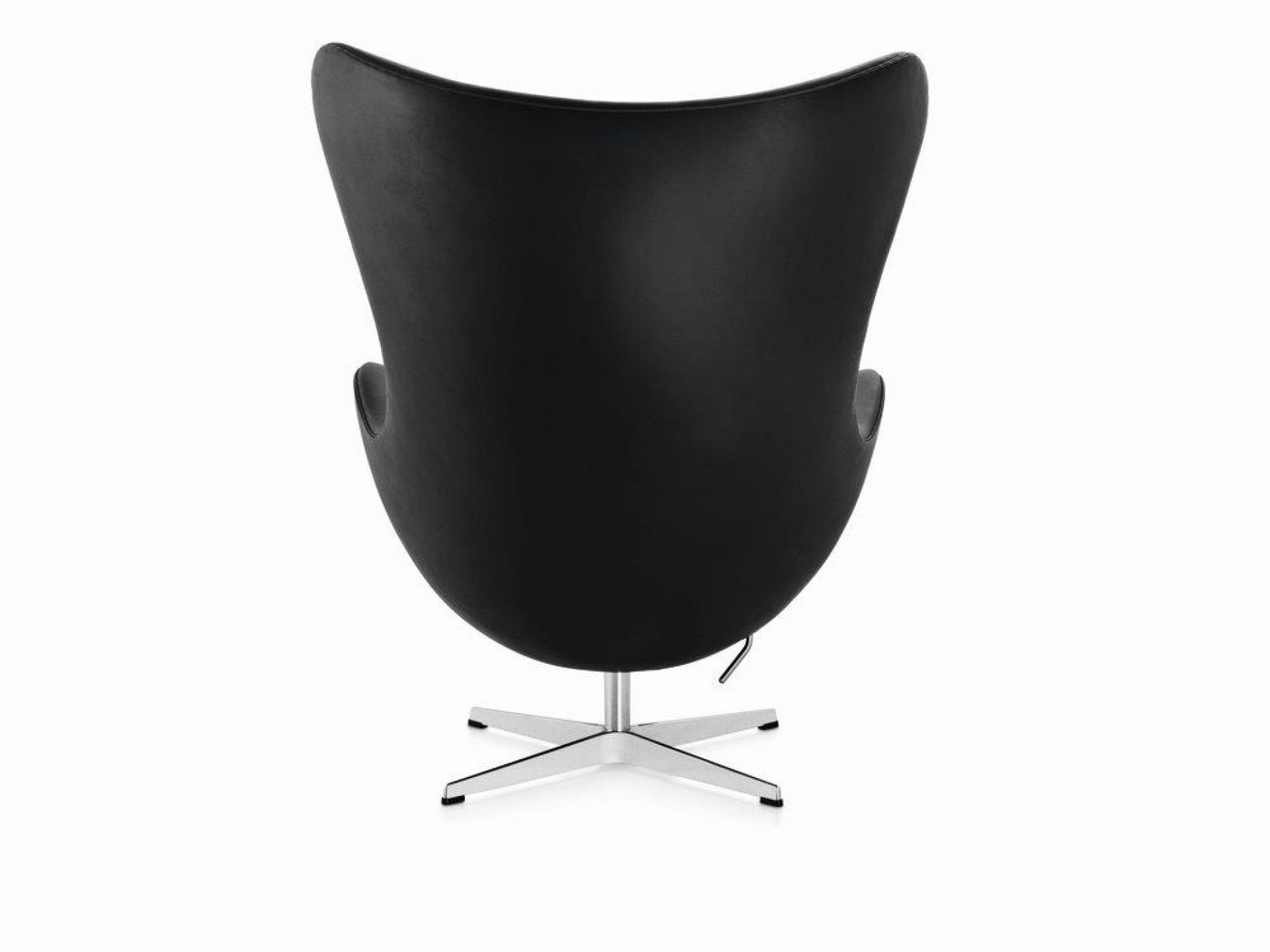 Rückansicht: Schwarzer Egg Chair Sessel von Fritz Hansen mit verchromtem Fußkreuz. Designklassiker für stilvolles Wohnen.