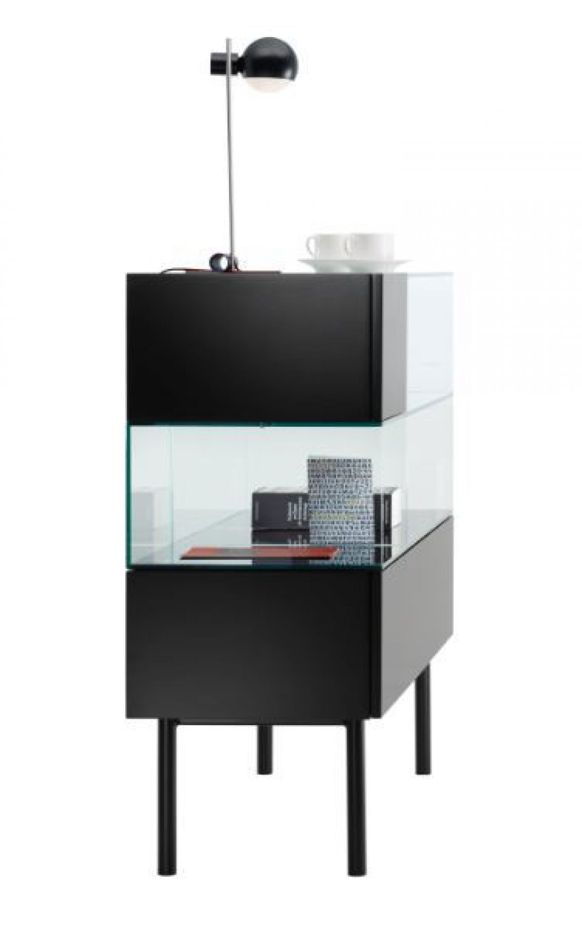Schwarze S4 Tecta Vitrine mit Glasböden und Lampe, modernes Design für Wohnzimmer und Ausstellungsräume.