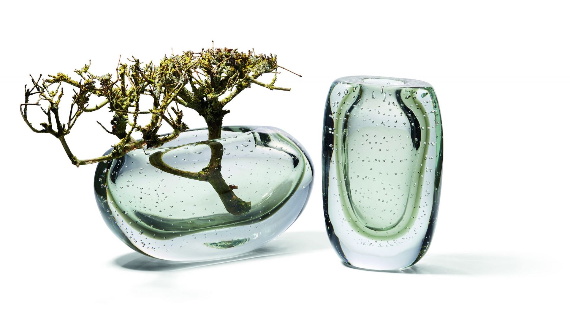Amara Vase quer von Philippi: Zwei moderne Glasvasen in Grün mit Lufteinschlüssen.