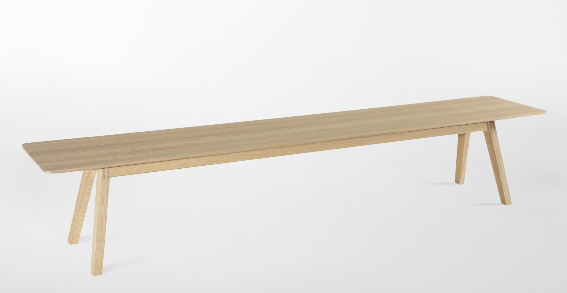 Monk Tisch von Prostoria, Esstisch aus hellem Holz mit schlichtem, modernem Design.