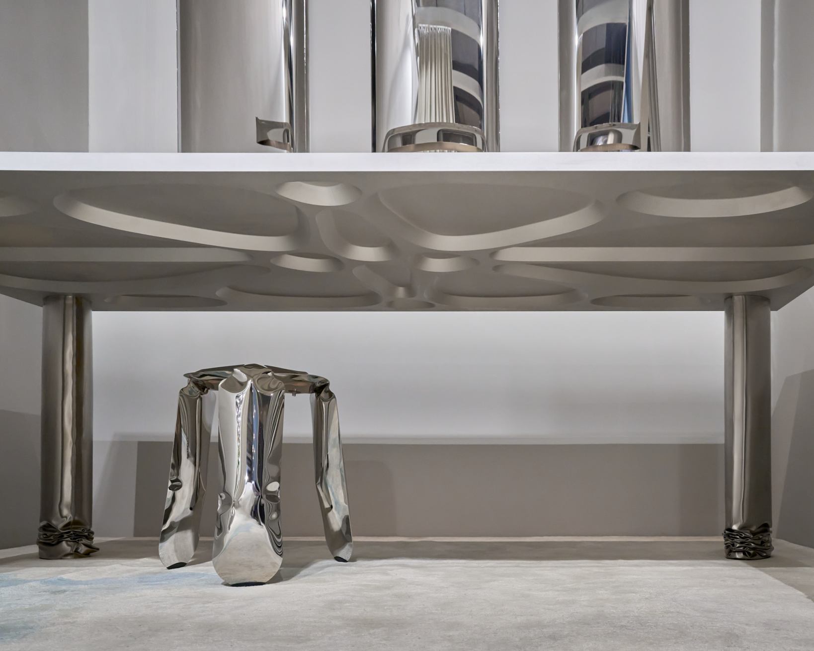 Crash Table Esstisch Zieta aus Stahl mit passendem Hocker, modernes Design für Esszimmer und Küche.