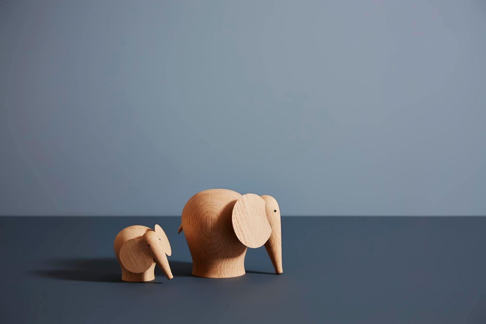 Zwei Nunu Holzelefanten, klein und aus hellem Holz, dekorative Holzfiguren.
