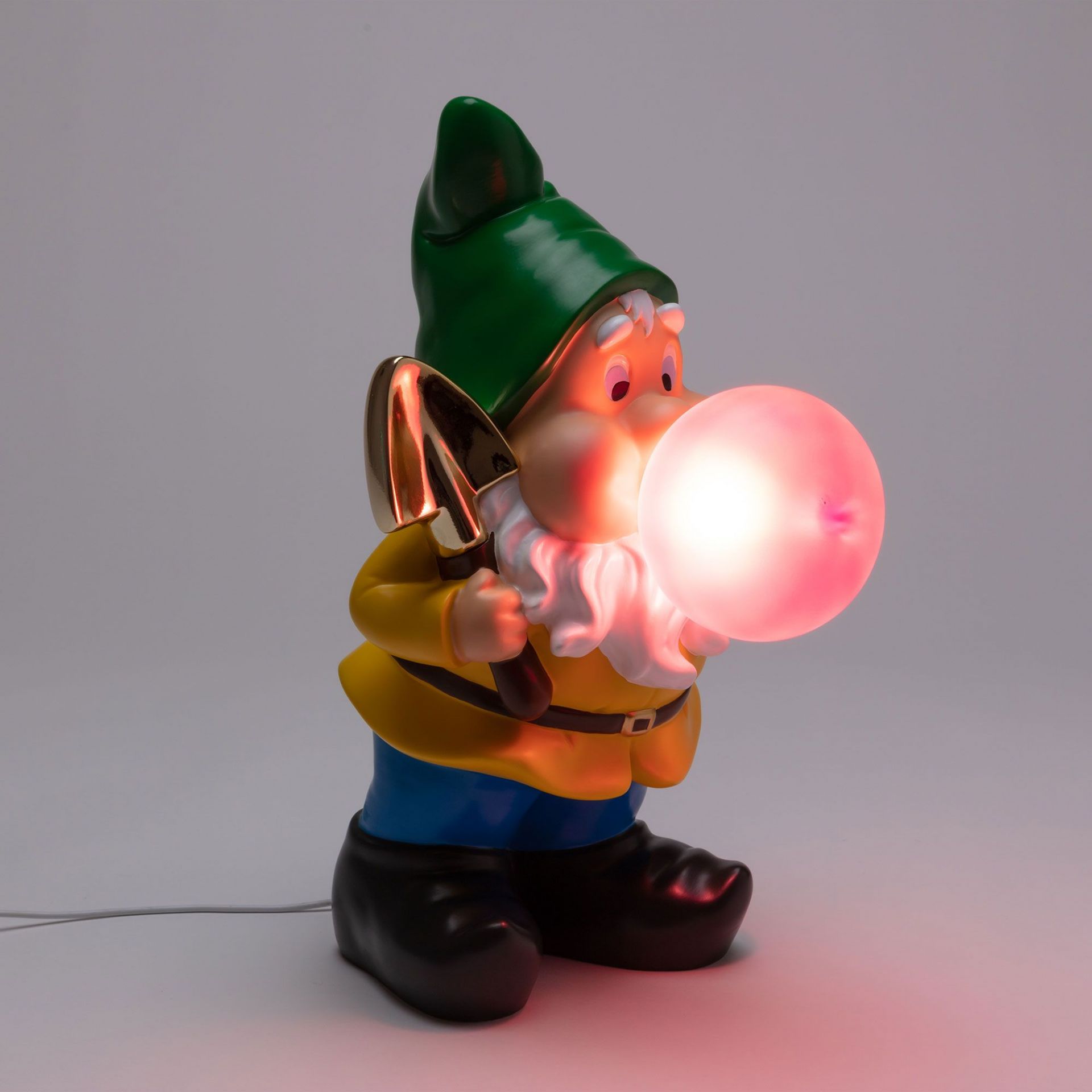 Seletti Gummy Working Leuchte: Gartenzwerg Lampe mit Schaufel und leuchtender Kaugummi-Blase, dekorative Tischleuchte.