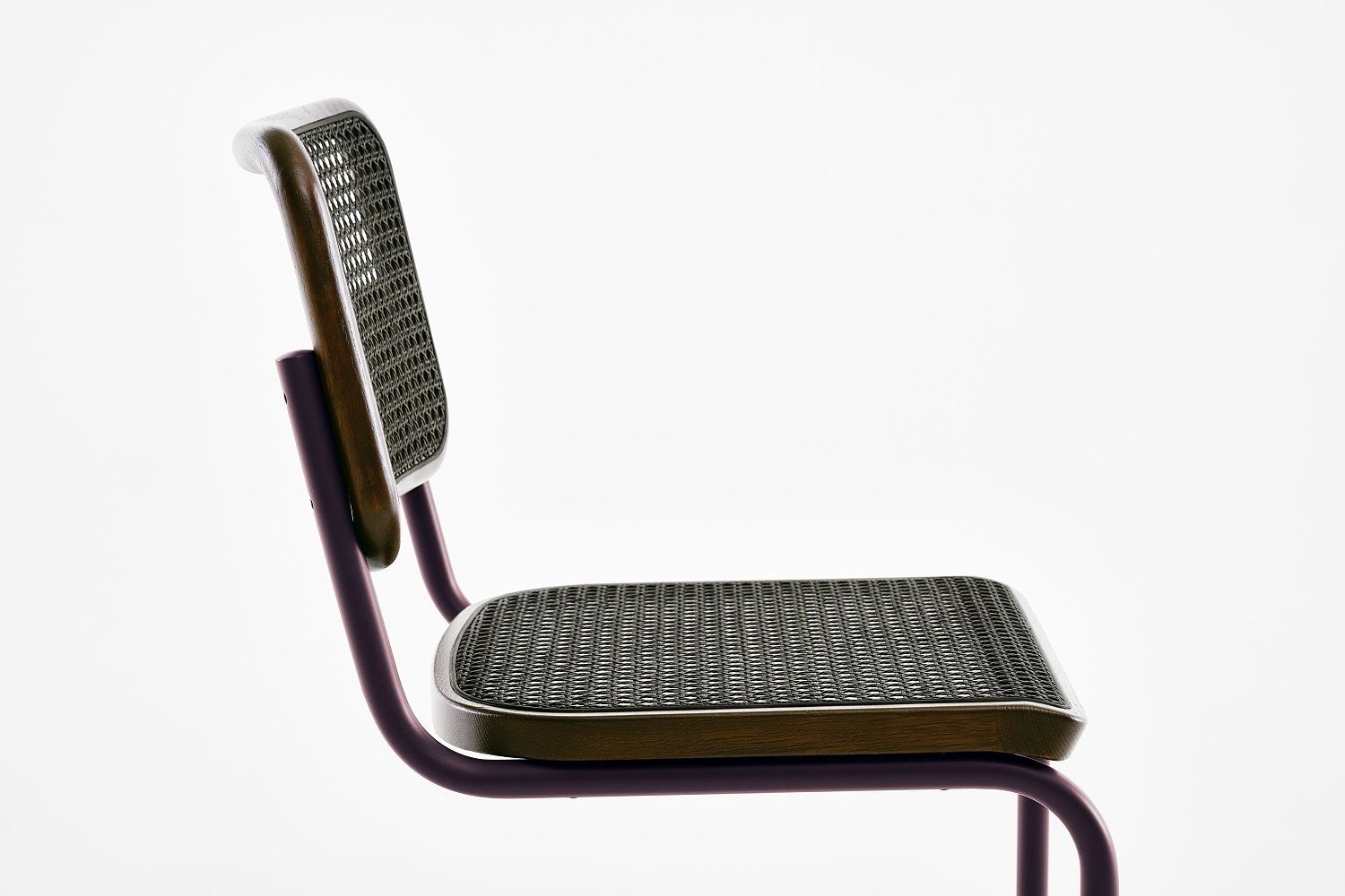 Detailaufnahme des Thonet S 32 V Freischwinger Stuhls mit Stahlrohrgestell und Wiener Geflecht in Sitzfläche und Rückenlehne.