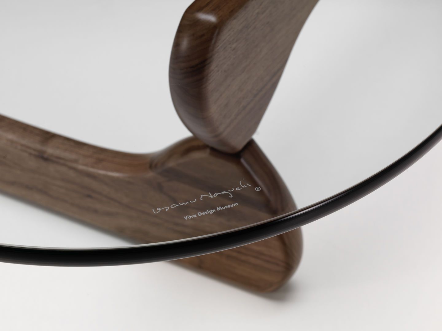 Noguchi salontafel in notenhout van Vitra