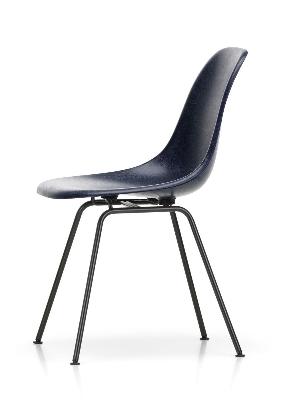 Eames Plastic Side Chair DSX Stuhl von Vitra in Dunkelblau mit schwarzem Metallgestell.