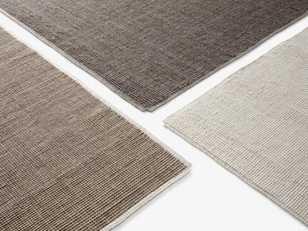 Nahaufnahme von drei Collect Rug Teppichen SC84 & SC85 von AndTradition in Beige-, Braun- und Grautönen.