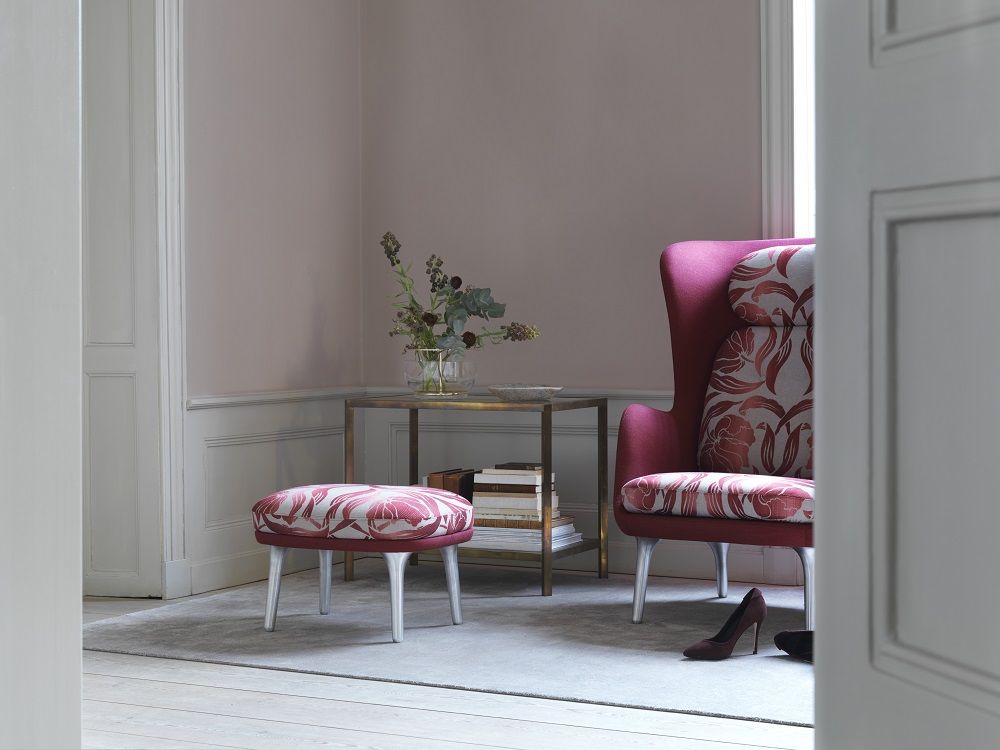 JH11 / JH12 Fußhocker für Ro Sessel von Fritz Hansen, floral gemustert, im stilvollen Wohnambiente.
