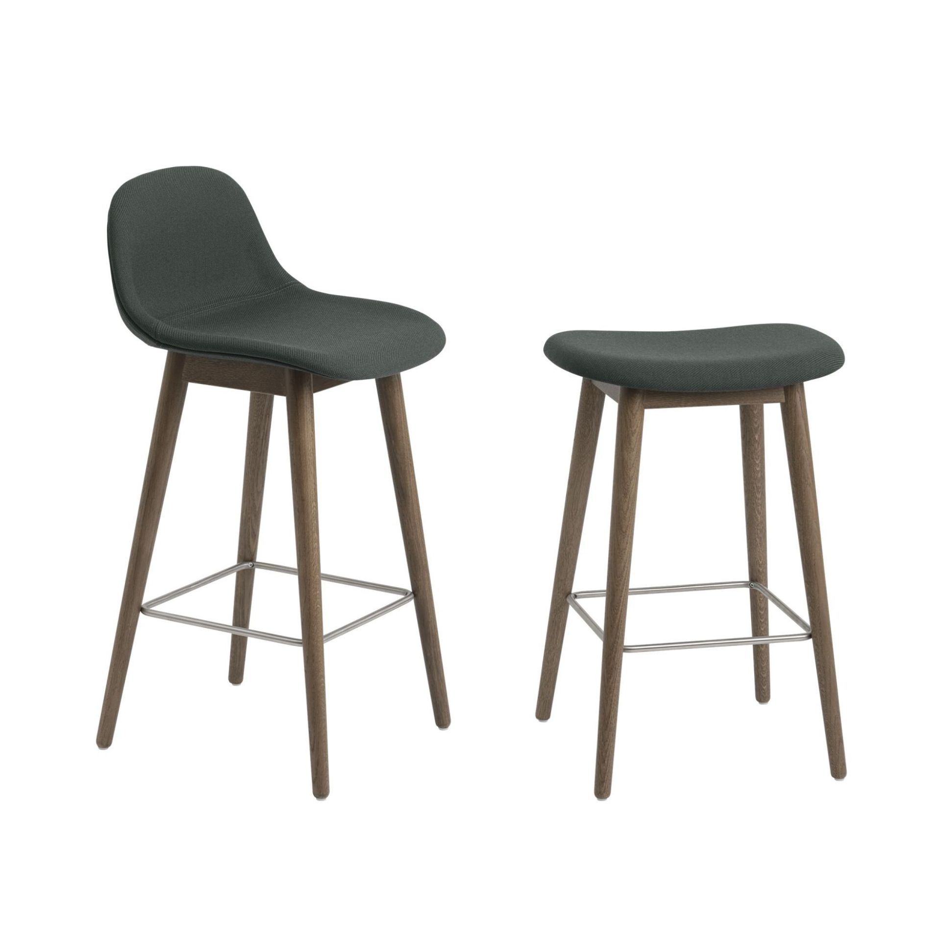 Zwei graue Fiber Counter Stools von Muuto mit Holzbeinen und Fußstütze aus Metall.