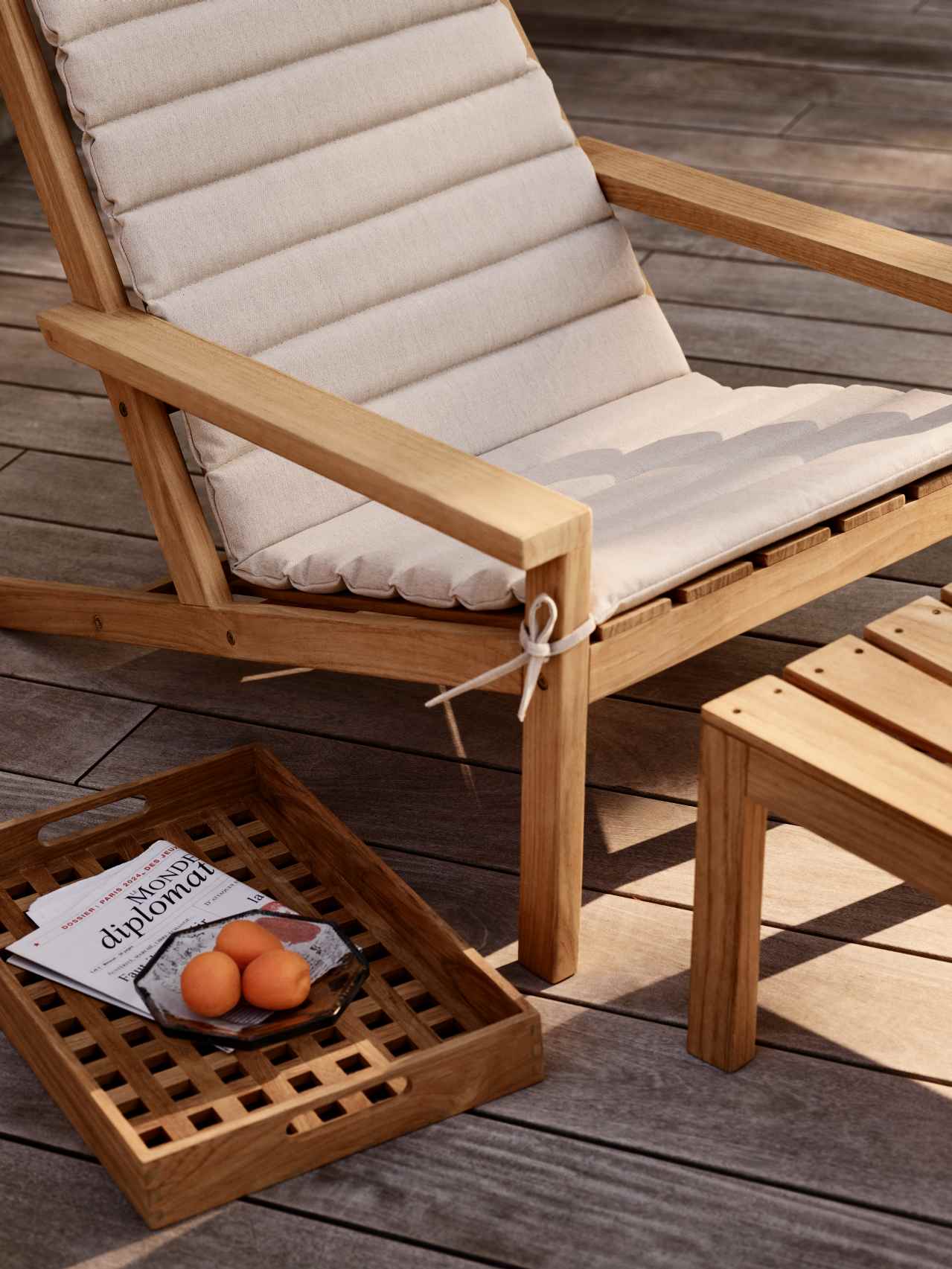 Beiger Skagerak Sitzkissen für Liegestuhl Outdoor, bequeme Gartenmöbel mit Holzrahmen und Tablett.