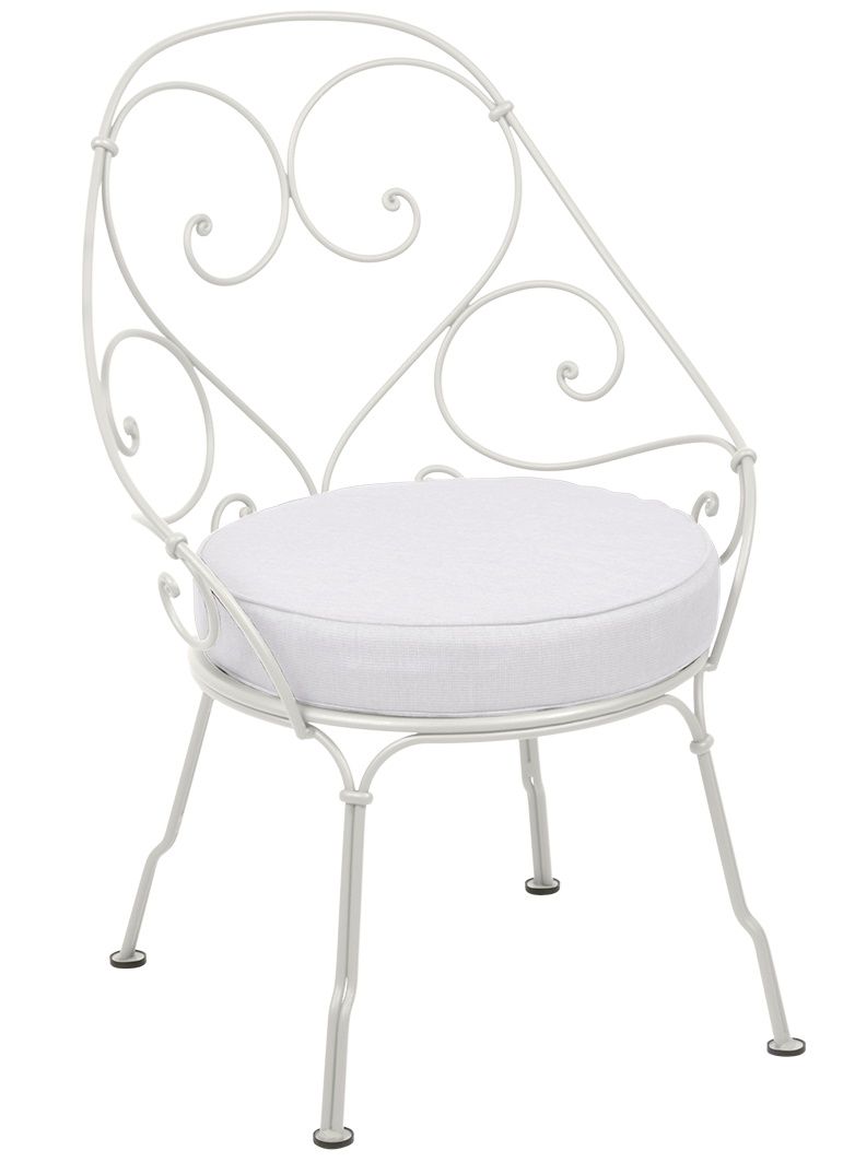 Weißer 1900 Sessel von Fermob für den Außenbereich mit filigranem Stahlgestell und Sitzkissen.