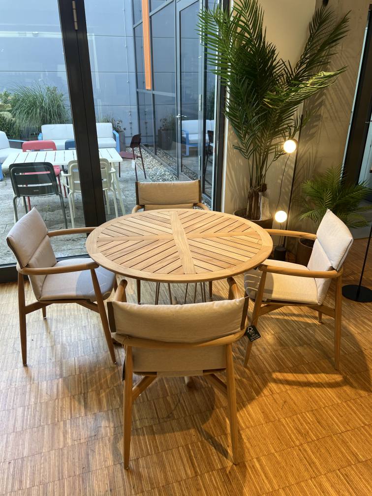 Embrace-tafelcombinatie voor buiten van Carl Hansen & Søn TENTOONSTELLINGSSTUK