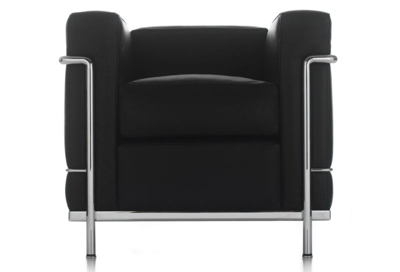 Schwarzer Cassina Grand Confort Sessel mit verchromtem Stahlrohrgestell, Frontansicht. Designklassiker für Wohnzimmer.