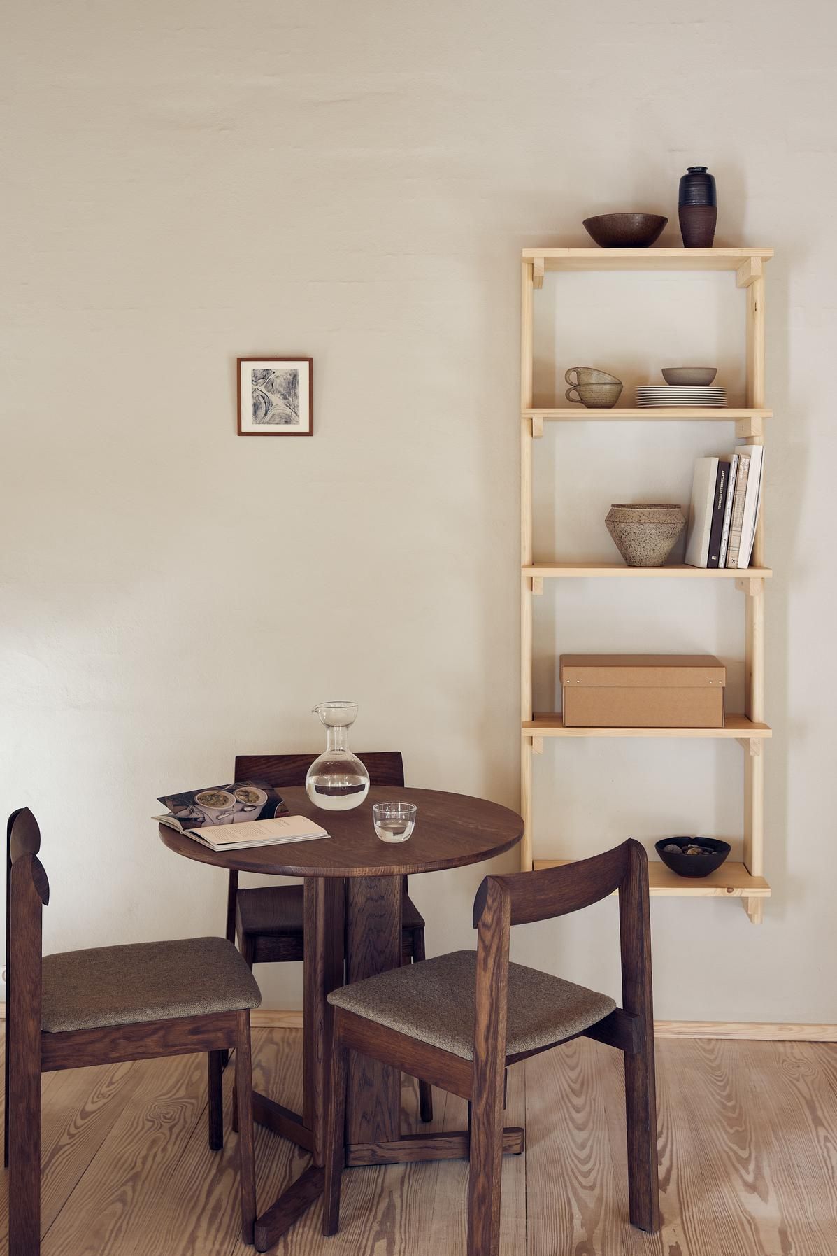 Helles Beam Wandregal mit fünf Fächern von Form & Refine im minimalistischen Esszimmer.