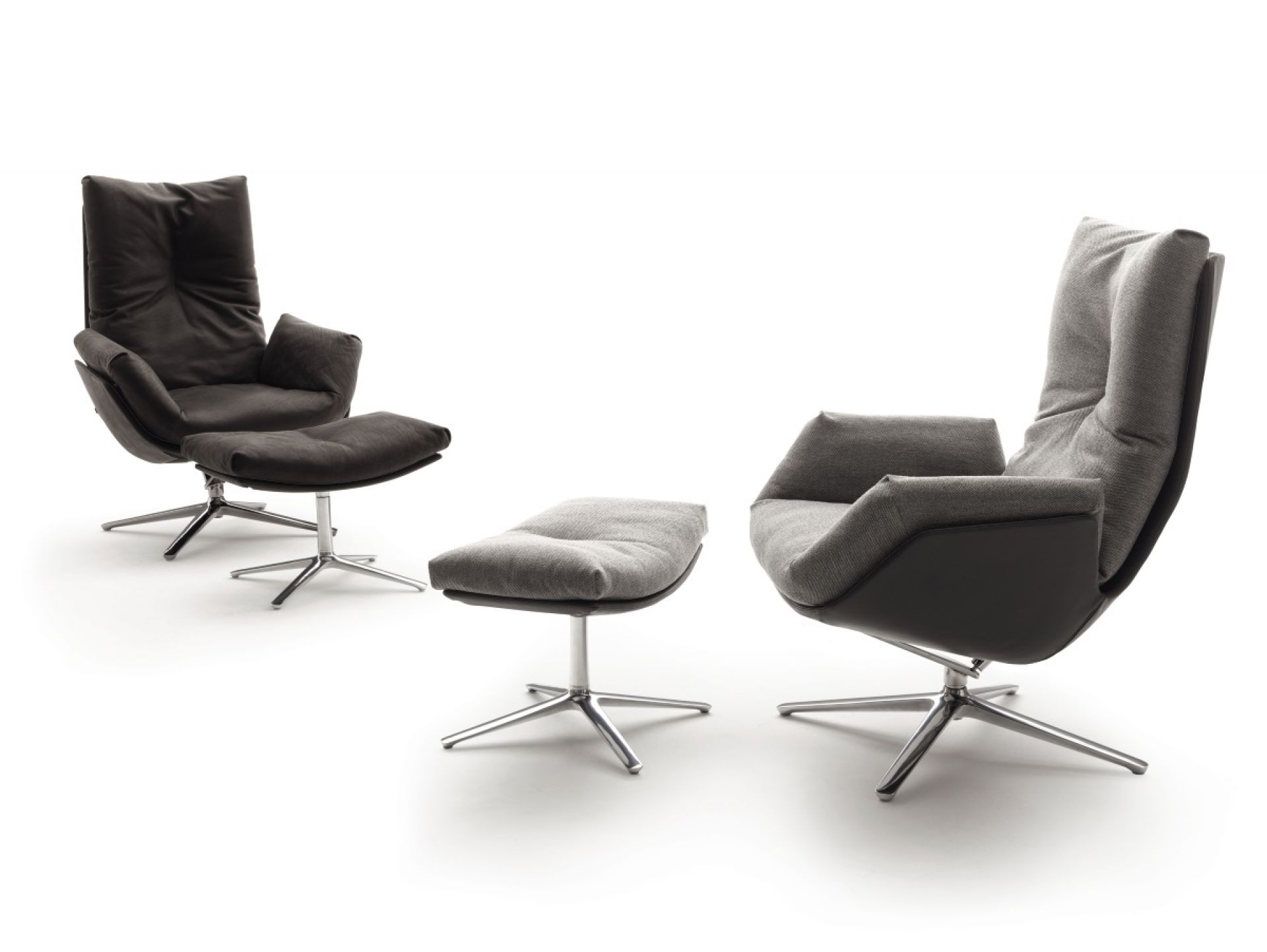 Cordia Lounge Sessel und Hocker in Grau und Schwarz mit Drehfuß aus Metall.