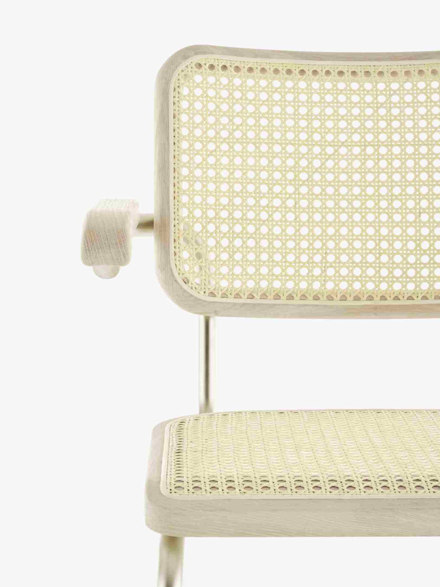 Detailaufnahme des JS. Thonet S 64 V Freischwingers mit Wiener Geflecht, hellem Holzrahmen und Armlehnen.