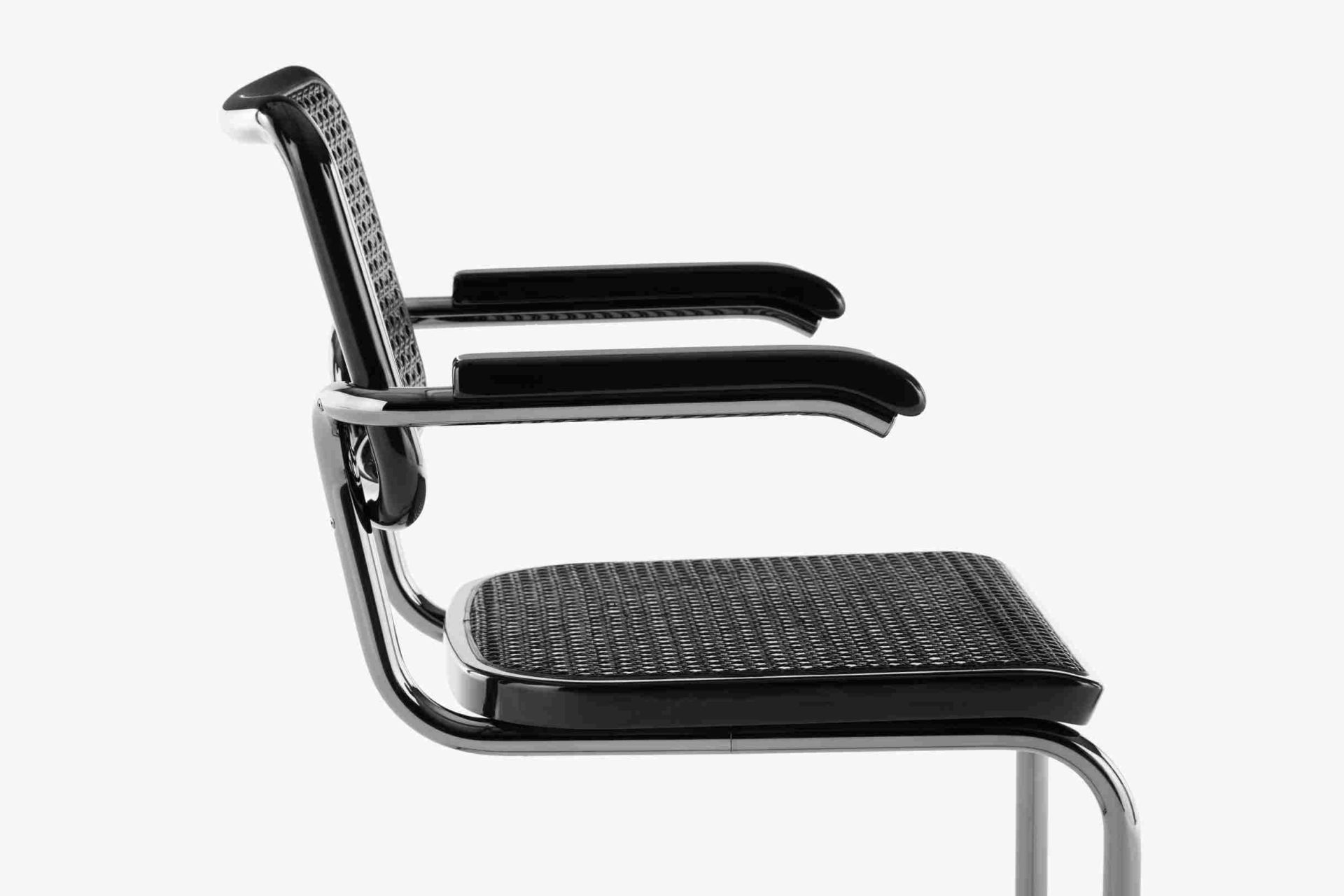 JS. Thonet S 64 V Freischwinger Stuhl, schwarzes Rohrgeflecht, verchromtes Gestell, seitliche Ansicht. Designklassiker für stilvolles Wohnen.