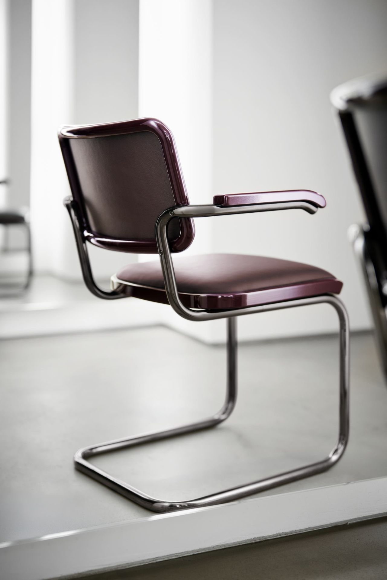 JS. Thonet S 64 P Freischwinger Stuhl mit purpurrotem Leder und verchromtem Stahlrohr Gestell.