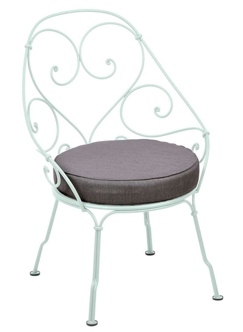 Fermob 1900 Sessel Cabriolet Outdoor, hellblaues Metallgestell mit grauer Sitzauflage, Gartenmöbel für Terrasse und Balkon.