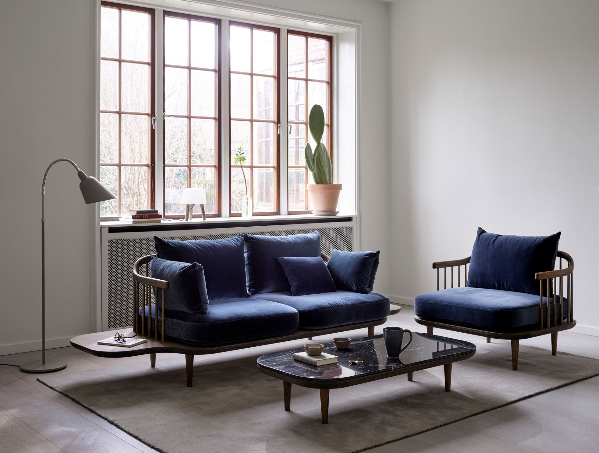 Wohnzimmer Interieur mit blauem Fly Lounge Sessel und passendem Sessel von AndTradition, skandinavisches Design.