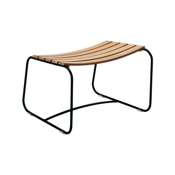 Fermob Surprising Outdoor Fußhocker: Moderner Hocker aus Holzlatten und schwarzem Metallgestell für Garten und Terrasse.