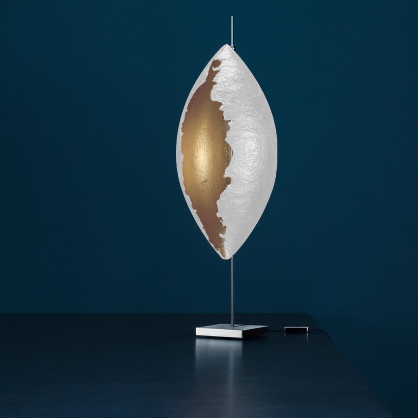 Malagolina Tischleuchte von Catellani & Smith, weiß mit Goldakzent, modernes Design für Wohnraumbeleuchtung.
