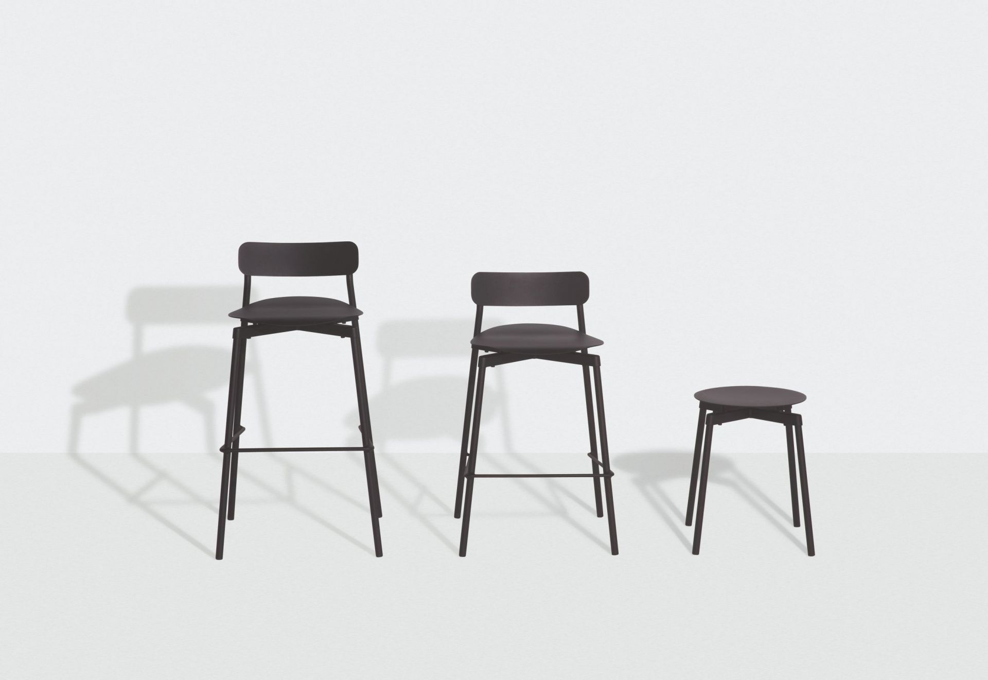 Drei braunrote Fromme Barhocker von Petite Friture, verschiedene Höhen, minimalistisches Design für Küche und Bar.