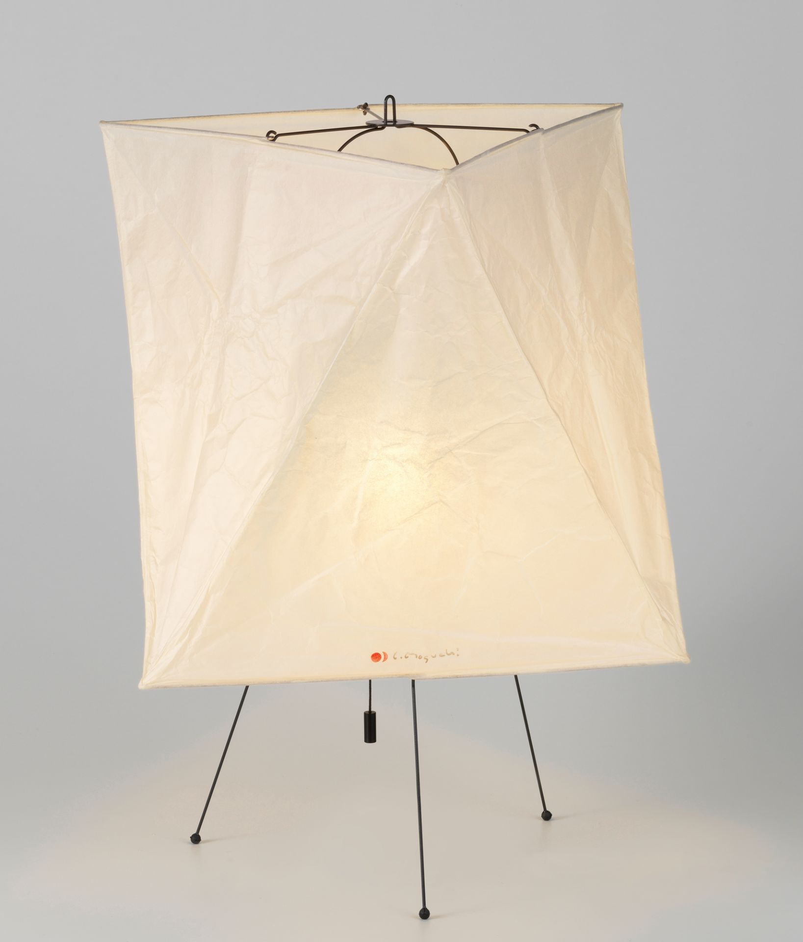 Akari YA2 Tischleuchte von Vitra: Quadratische Papierleuchte auf filigranem, schwarzem Metallgestell.