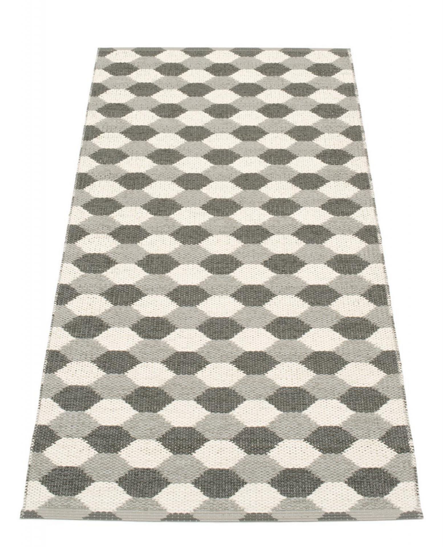 Dana Kunststoffteppich 70x160 in warmem Grau von Pappelina mit grafischem Muster. Robuster Teppich für Innen und Außen.