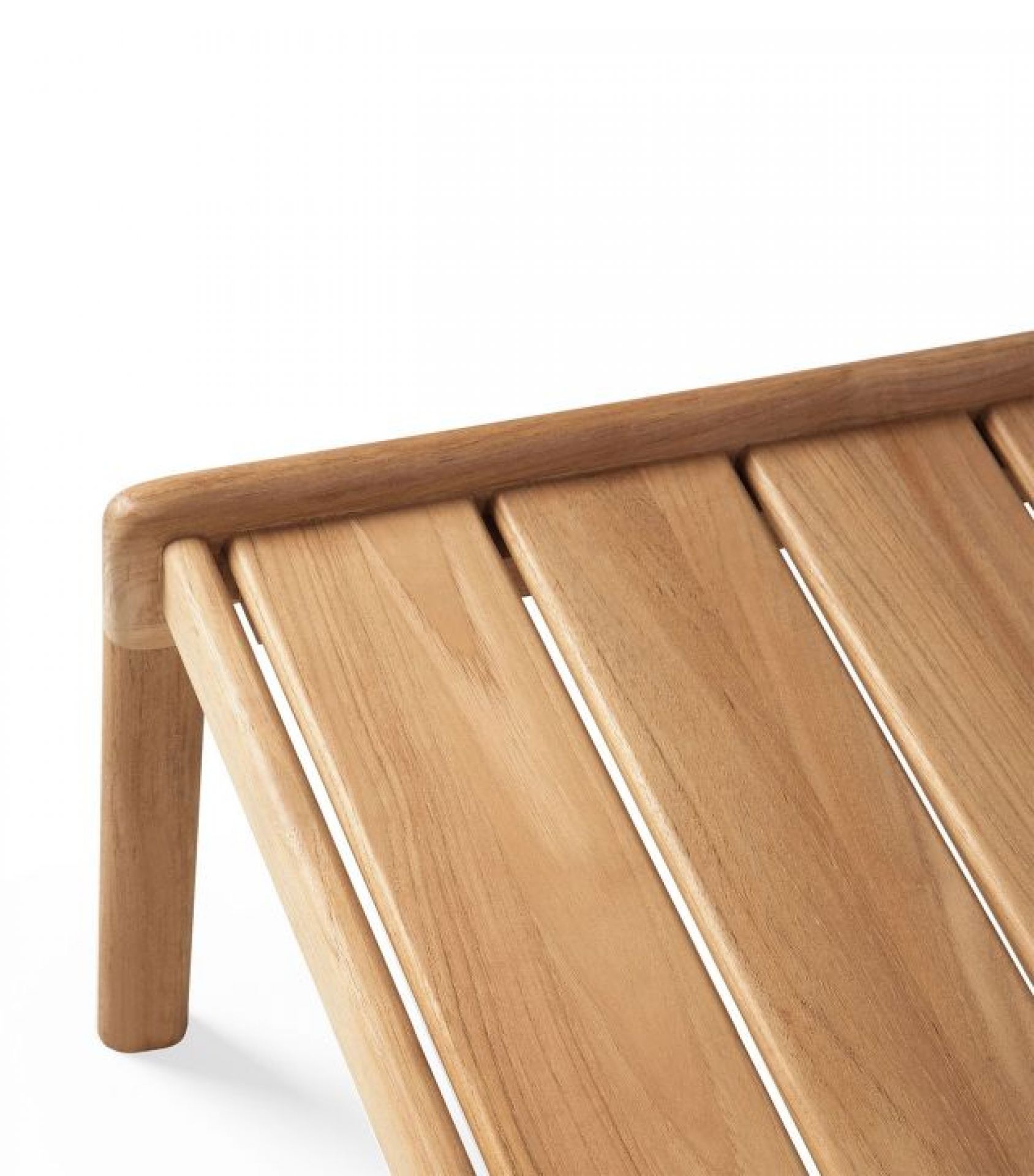 Detailaufnahme: Ethnicraft Jack Outdoor Beistelltisch aus Teakholz mit Lattenstruktur und abgerundeten Kanten.
