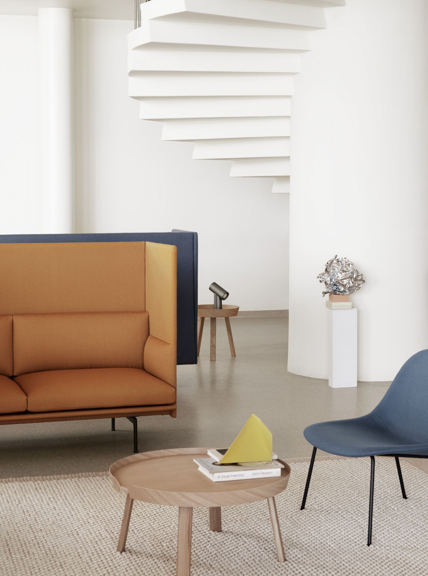 Blauer Fiber Lounge Chair von Muuto mit Tube Base in modernem Wohnzimmer.