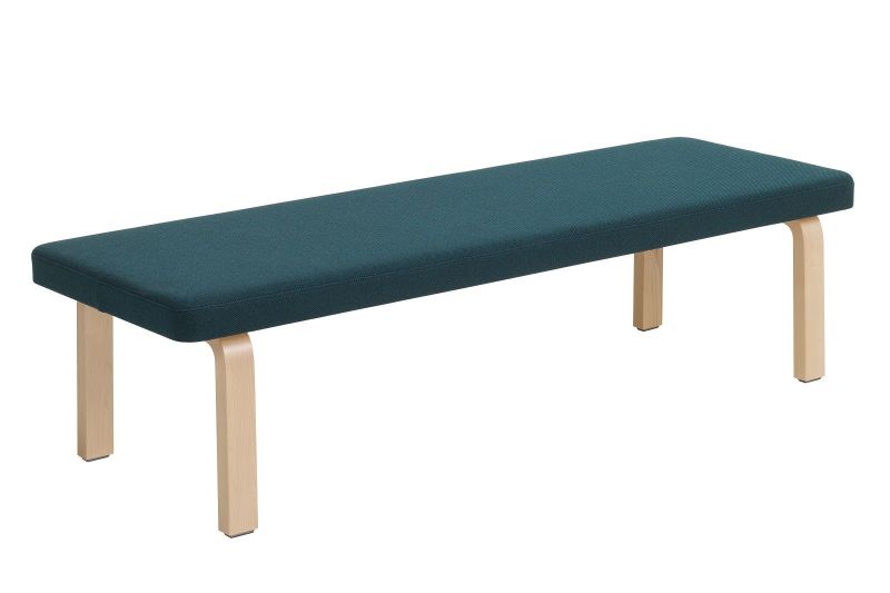 Artek Bank mit blauem Stoffbezug und hellen Holzbeinen, modernes skandinavisches Design.