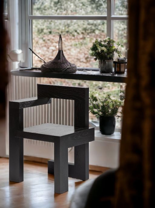 Steltman Stuhl aus Eiche massiv, whitewash gebeizt, matt lackiert vor einem Fenster. Designermöbel.
