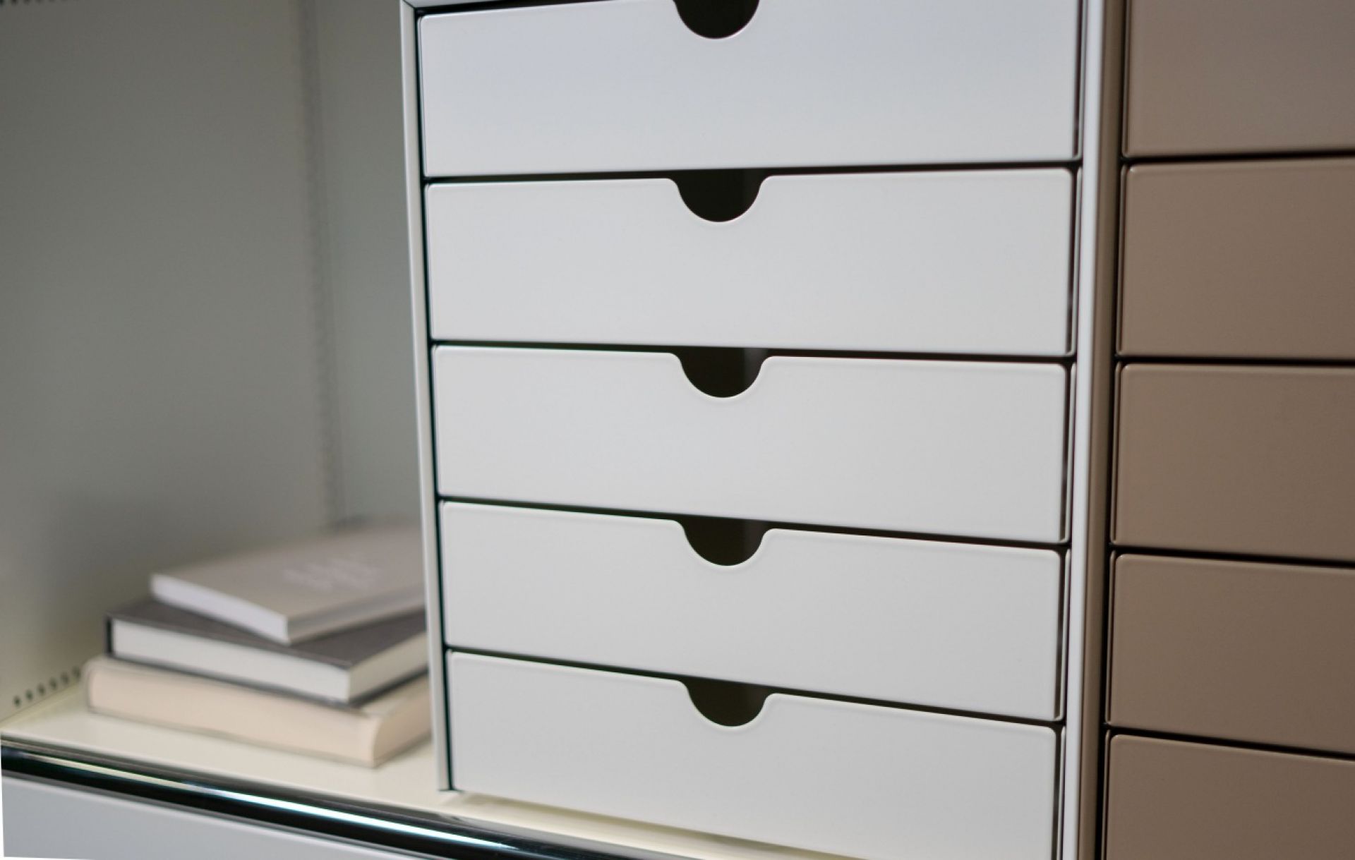 USM Haller Inos K1-kastenset C4 met 5 gesloten bakken Home Office Goudgeel