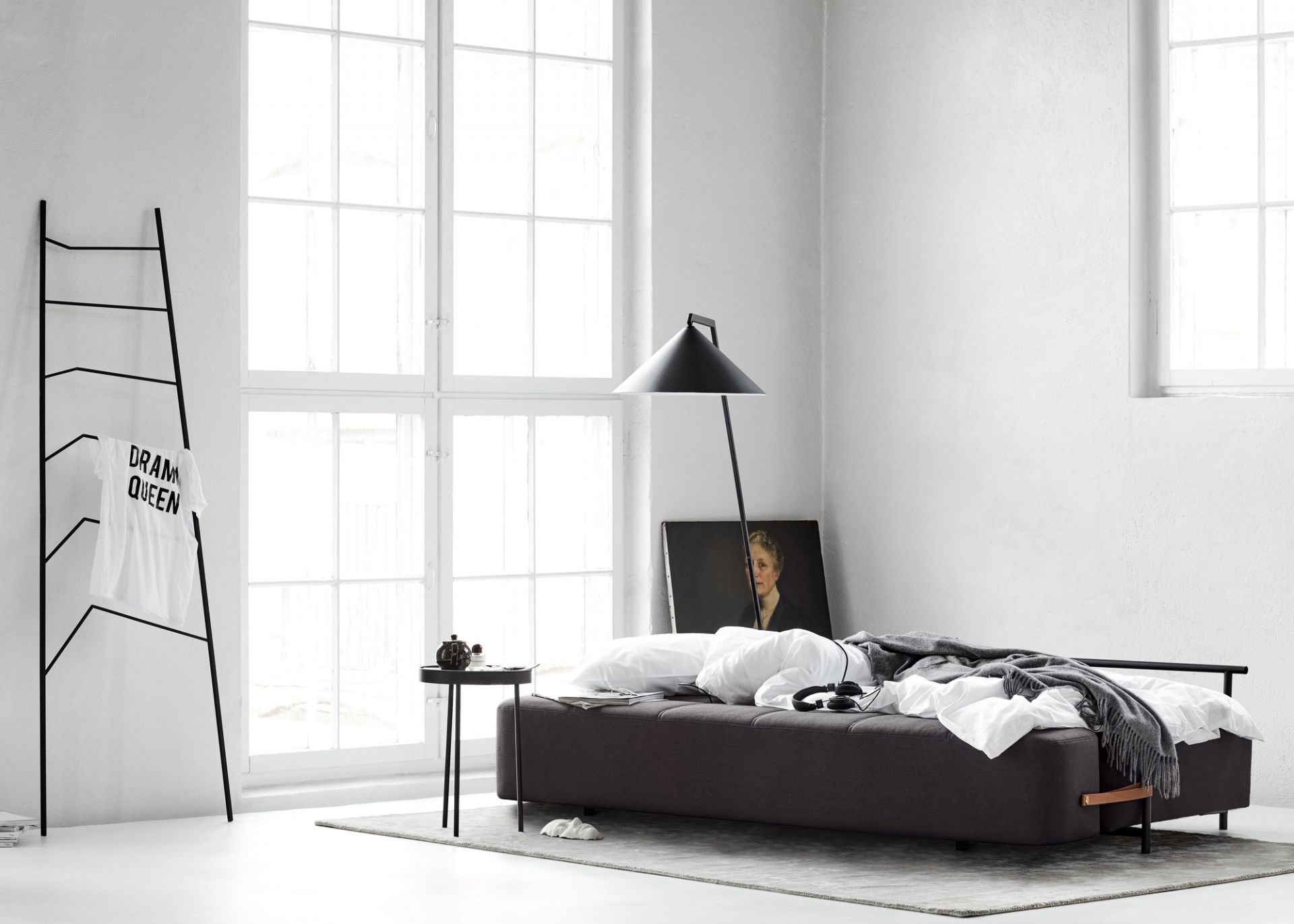 Graues Daybe Schlafsofa Brusvik im minimalistischen Schlafzimmer mit Bettwäsche und Dekoration.