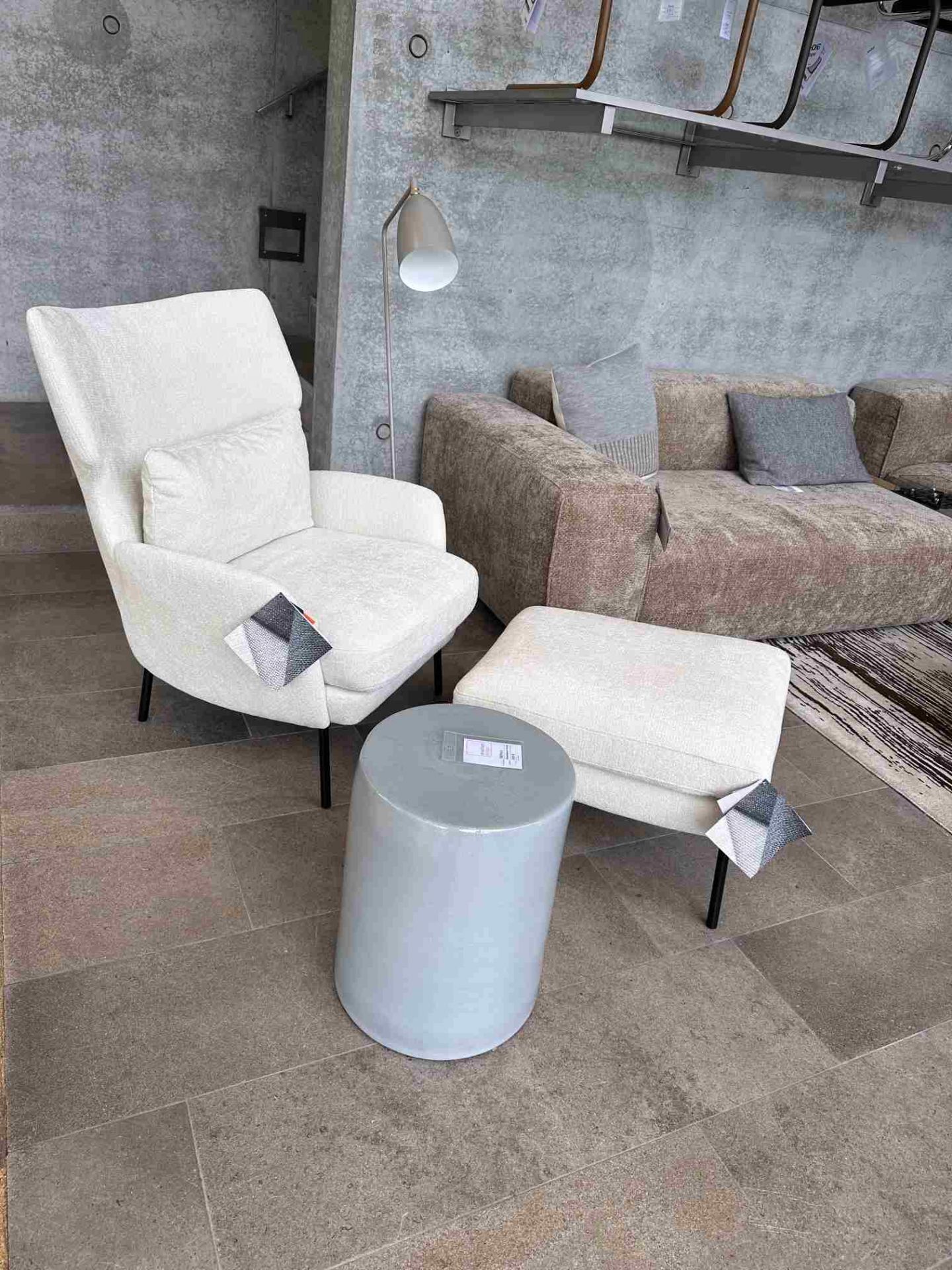 Weißer Seatrelax Sessel mit Ottoman und grauem Beistelltisch, modernes Wohnzimmer Design.