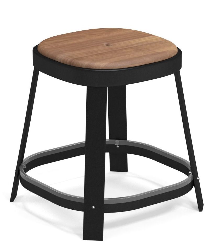 Thor Dining Stool: Niedriger Barhocker von Emu für den Außenbereich mit Holz-Sitzfläche und schwarzem Gestell.