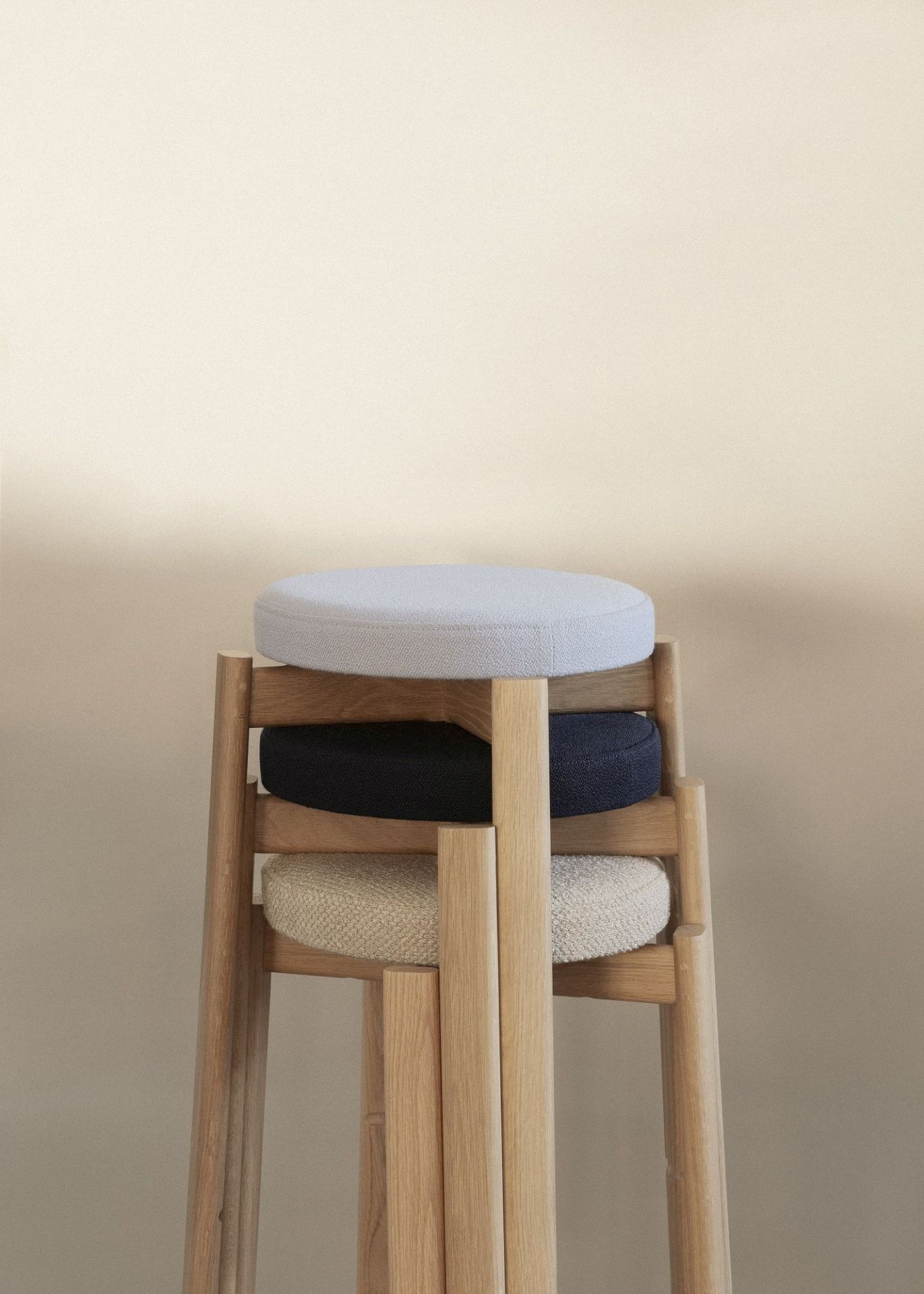 Audo Copenhagen Passage Stool Hocker, drei Hocker gestapelt, verschiedene Farben, Holzgestell.