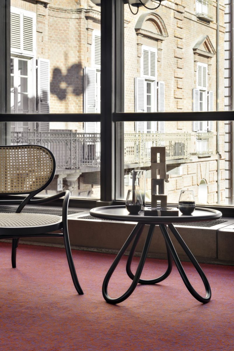 Eleganter Wiener GTV Design Sessel aus Bugholz mit Rohrgeflecht und kleinem Beistelltisch vor Fenster.