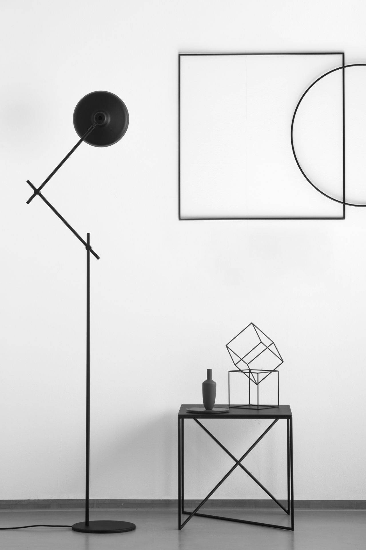 Schwarze Arigato Stehleuchte von Grupa im minimalistischen Interieur, moderne Wohnraumbeleuchtung und Design Lampe.