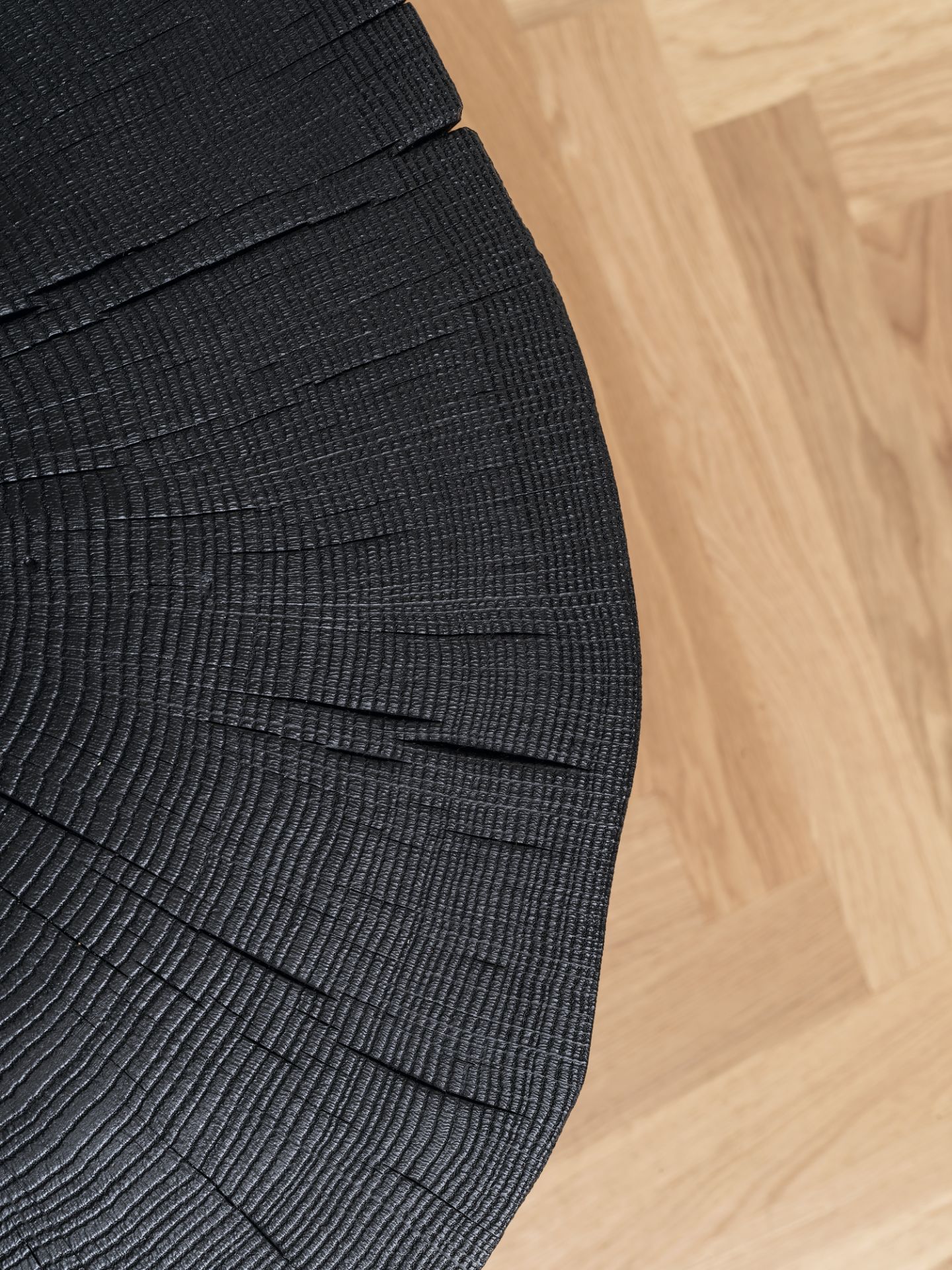 Detailaufnahme: Geköhlter Stomp Beistelltisch von Janua, H52. Schwarzer Holzbeistelltisch mit sichtbarer Holzstruktur. Modernes Möbeldesign.