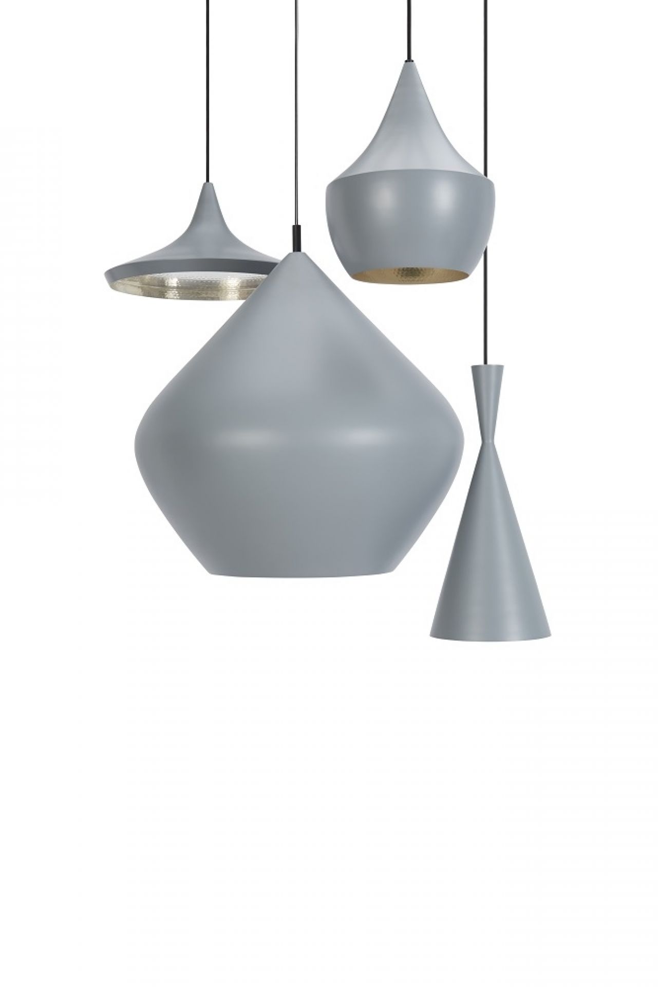 Weiße Beat Fat Pendelleuchte von Tom Dixon: Vier Hängelampen in unterschiedlichen Formen und Größen.