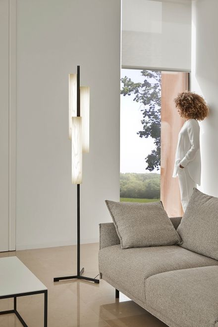 Black Note Triplet Stehleuchte von LZF Lamps: Moderne LED-Lampe aus Metall und Kirschholz.