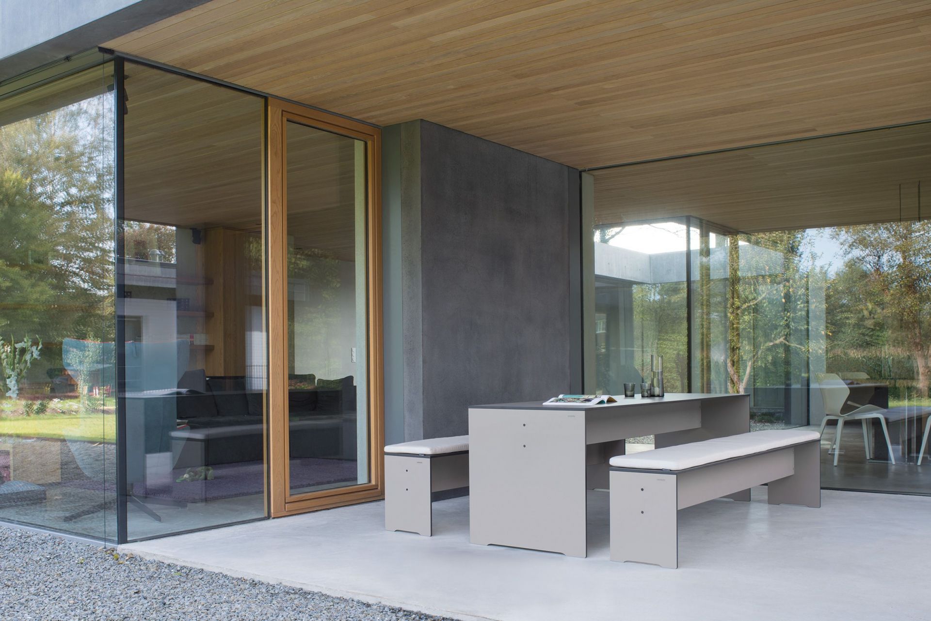 Riva Outdoor Tisch mit Bänken von Conmoto, modernes Design für Garten und Terrasse.