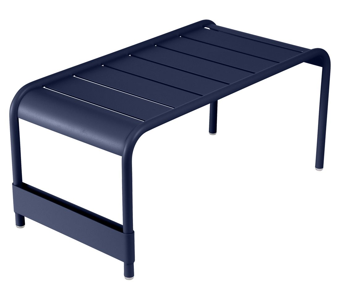 Blauer Luxembourg Outdoor Tisch/Bank von Fermob, ideal als niedriger Tisch oder Sitzbank für den Garten.