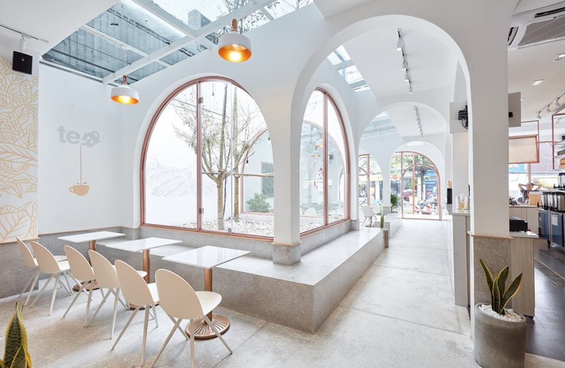 Weißer Camel Stuhl von Segis: Einzelstück, moderner Designstuhl für Esszimmer und Wohnbereich.