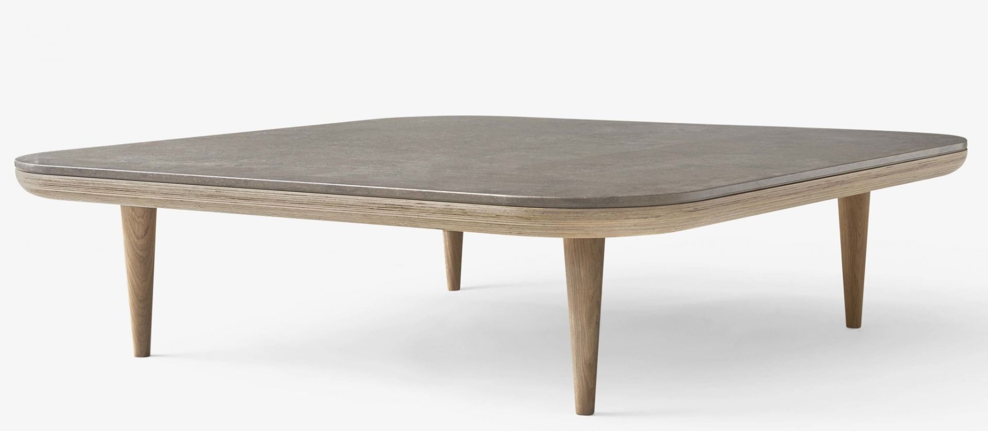 Fly Table Couchtisch von AndTradition mit grauer Tischplatte und hellem Holzgestell auf weißem Hintergrund.
