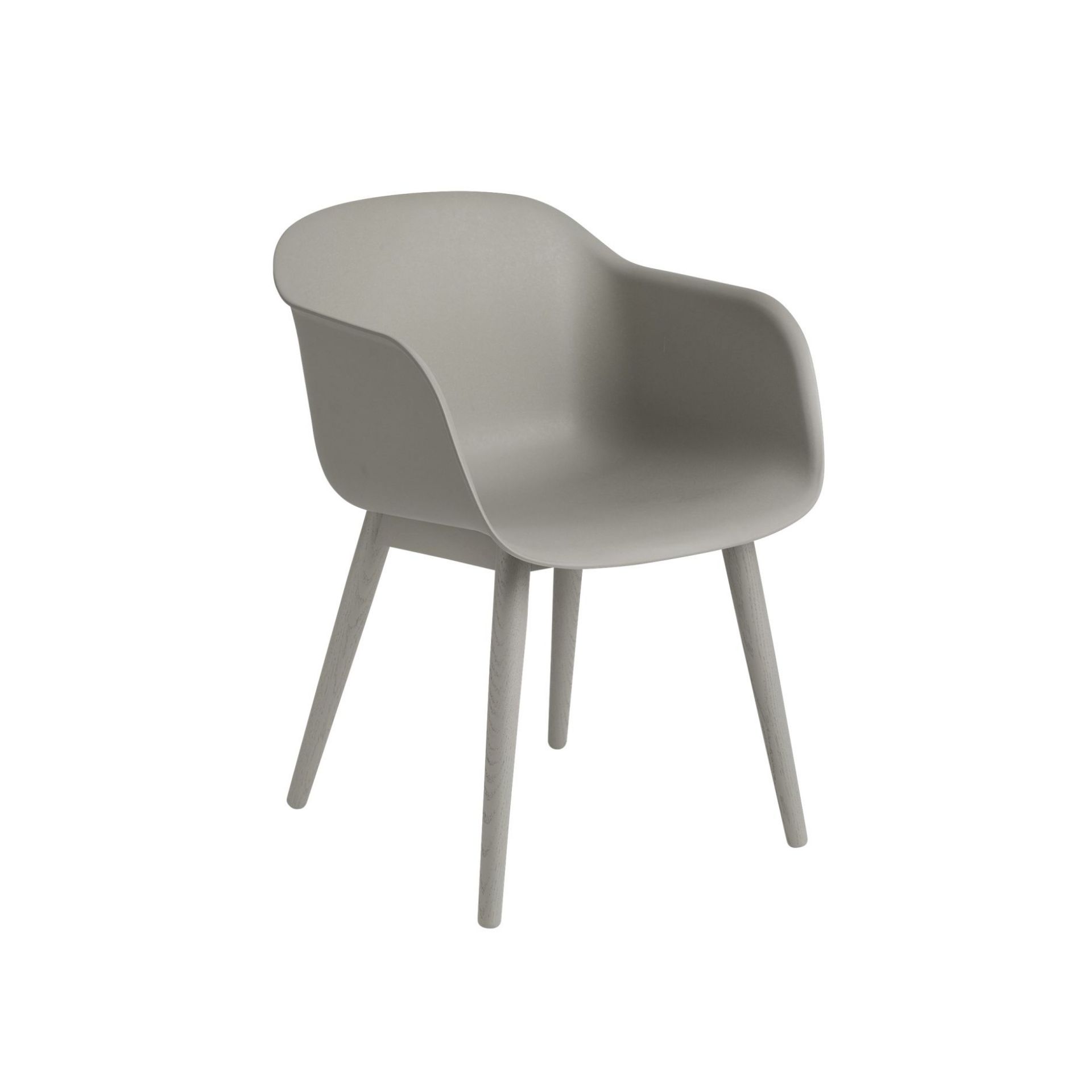 Grauer Fiber Armchair von Muuto mit Armlehnen und Holzbeinen auf weißem Hintergrund.